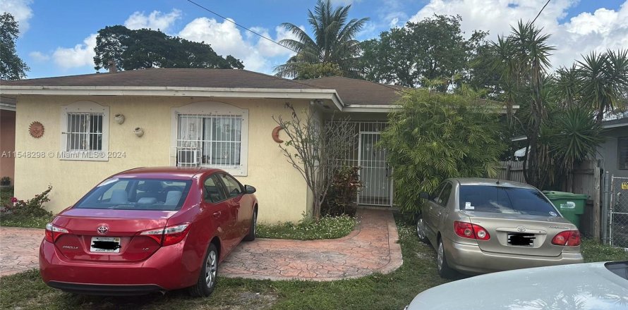 House in Opa-locka, Florida 3 bedrooms, 135.08 sq.m. № 1058529