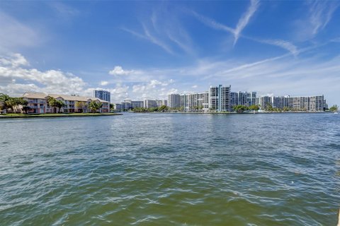 Condominio en venta en Hollywood, Florida, 2 dormitorios, 117.99 m2 № 1035886 - foto 14