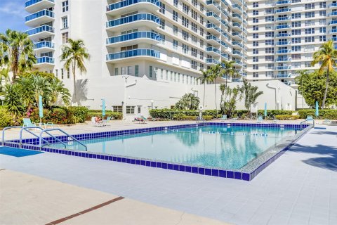 Copropriété à vendre à Hollywood, Floride: 2 chambres, 117.99 m2 № 1035886 - photo 15