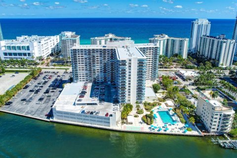 Condominio en venta en Hollywood, Florida, 2 dormitorios, 117.99 m2 № 1035886 - foto 3