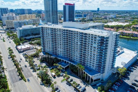 Condo in Hollywood, Florida, 2 bedrooms  № 1035886 - photo 10