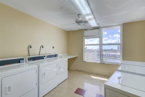 Condo in Hollywood, Florida, 2 bedrooms  № 1035886 - photo 20