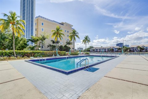 Condo in Hollywood, Florida, 2 bedrooms  № 1035886 - photo 19