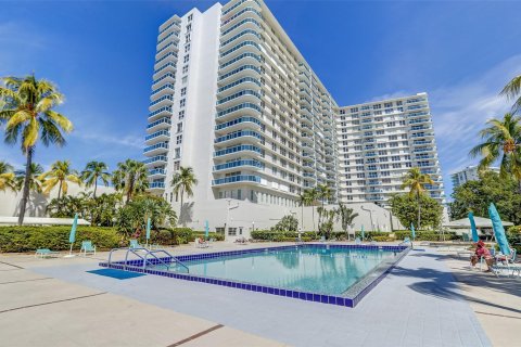 Condo in Hollywood, Florida, 2 bedrooms  № 1035886 - photo 16