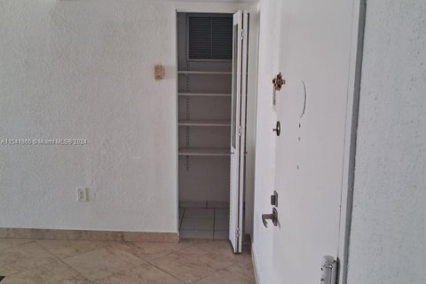 Снять в аренду кондоминиум в Майами-Бич, Флорида 2 спальни, 82.68м2, № 1046981 - фото 11