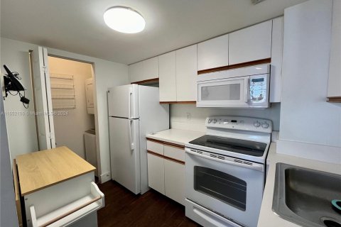 Condo in Miami, Florida, 1 bedroom  № 1345505 - photo 9