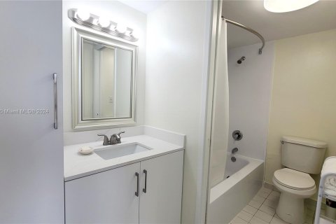 Condo in Sunny Isles Beach, Florida, 1 bedroom  № 1397796 - photo 17