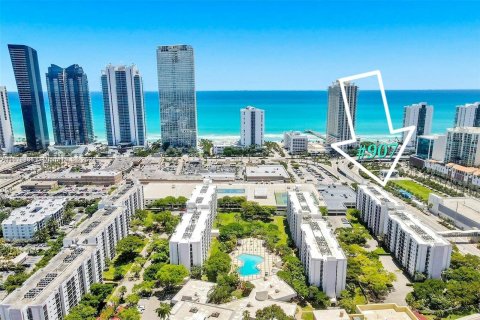 Condo in Sunny Isles Beach, Florida, 1 bedroom  № 1397796 - photo 1