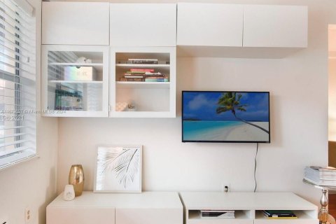 Condo in Miami Beach, Florida, 1 bedroom  № 1397750 - photo 18