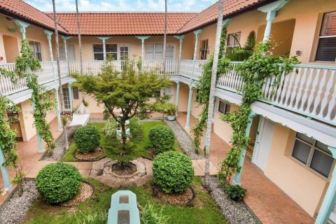 Condo in Miami Beach, Florida, 1 bedroom  № 1397750 - photo 2