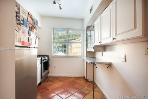 Condo in Miami Beach, Florida, 1 bedroom  № 1397750 - photo 17