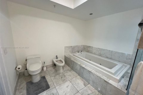 Condominio en venta en Miami, Florida, 1 dormitorio, 79.52 m2 № 1099223 - foto 4