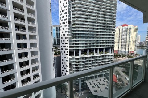 Condo in Miami, Florida, 1 bedroom  № 1099223 - photo 1