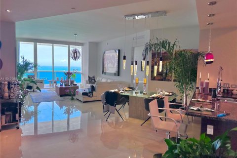 Condominio en venta en Sunny Isles Beach, Florida, 3 dormitorios, 182.27 m2 № 1060893 - foto 2