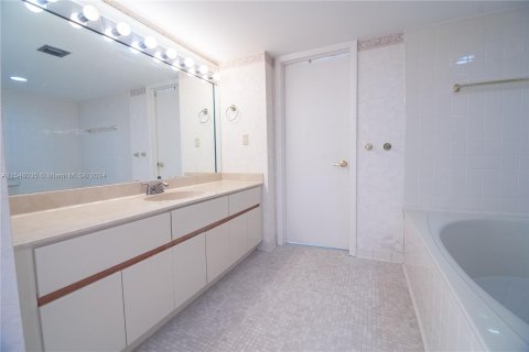 Condominio en venta en Hallandale Beach, Florida, 2 dormitorios, 131.92 m2 № 1059469 - foto 11