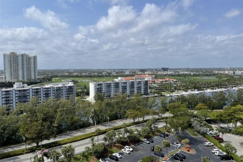 Condominio en venta en Hallandale Beach, Florida, 2 dormitorios, 131.92 m2 № 1059469 - foto 1