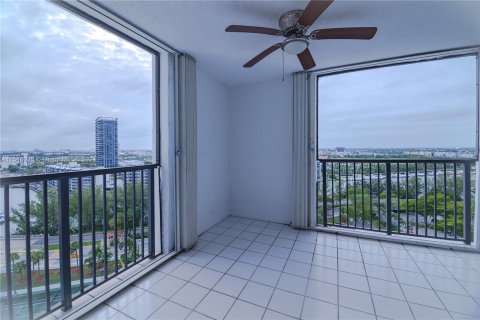 Condominio en venta en Hallandale Beach, Florida, 2 dormitorios, 131.92 m2 № 1059469 - foto 3