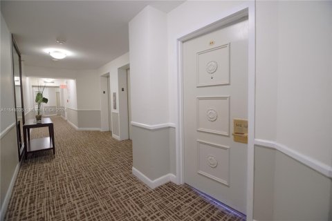 Condominio en venta en Hallandale Beach, Florida, 2 dormitorios, 131.92 m2 № 1059469 - foto 16