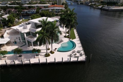 House in Fort Lauderdale, Florida 5 bedrooms, 784.19 sq.m. № 1402664 - photo 3