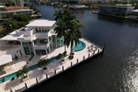 House in Fort Lauderdale, Florida 5 bedrooms, 784.19 sq.m. № 1402664 - photo 5