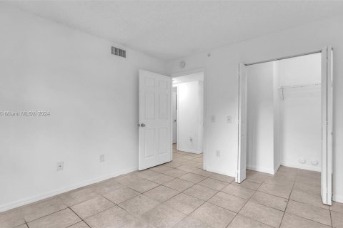 Condo in Pembroke Pines, Florida, 3 bedrooms  № 1240724 - photo 16