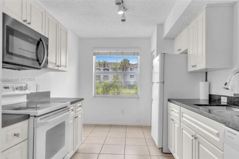 Copropriété à vendre à Pembroke Pines, Floride: 3 chambres, 115.85 m2 № 1240724 - photo 2