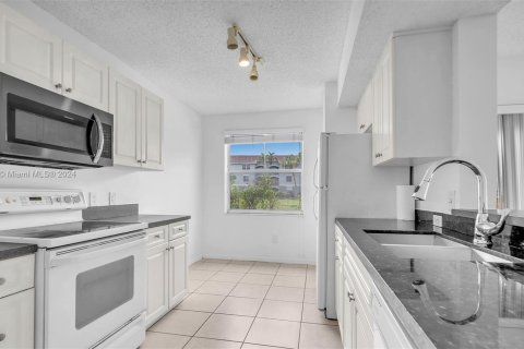 Condo in Pembroke Pines, Florida, 3 bedrooms  № 1240724 - photo 1