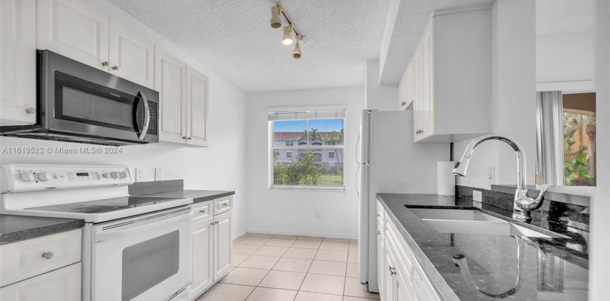 Condo in Pembroke Pines, Florida, 3 bedrooms  № 1240724