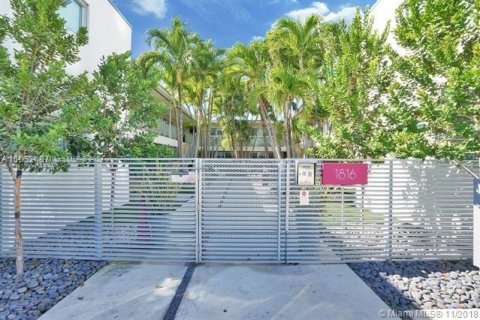 Copropriété à vendre à Miami Beach, Floride: 2 chambres, 76.18 m2 № 1037631 - photo 2