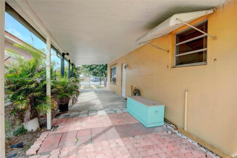 Villa ou maison à vendre à Hialeah, Floride: 3 chambres, 164.44 m2 № 1017490 - photo 29