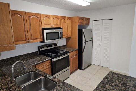 Condo in Coral Springs, Florida, 2 bedrooms  № 1353810 - photo 9