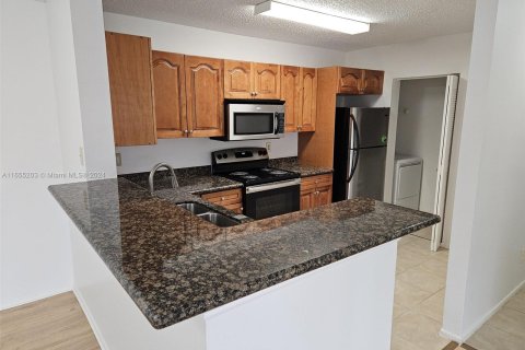 Condo in Coral Springs, Florida, 2 bedrooms  № 1353810 - photo 11