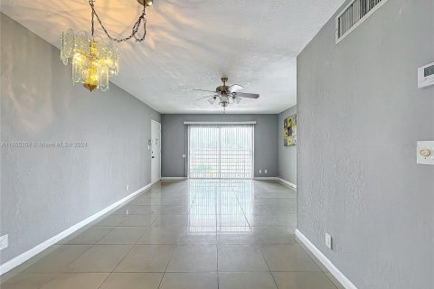 Condo in Lauderhill, Florida, 2 bedrooms  № 1353769 - photo 6