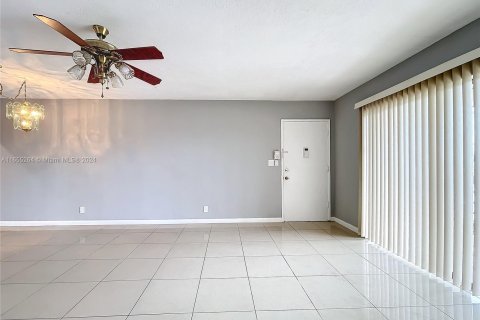 Condo in Lauderhill, Florida, 2 bedrooms  № 1353769 - photo 7