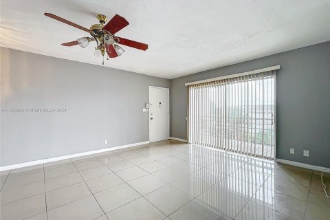 Copropriété à vendre à Lauderhill, Floride: 2 chambres, 79.9 m2 № 1353769 - photo 3