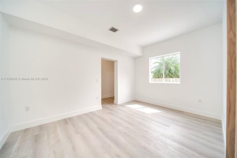 Casa en venta en El Portal, Florida, 4 dormitorios № 1044644 - foto 28