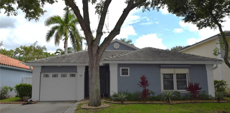 House in Plantation, Florida 3 bedrooms, 144.09 sq.m. № 1331075