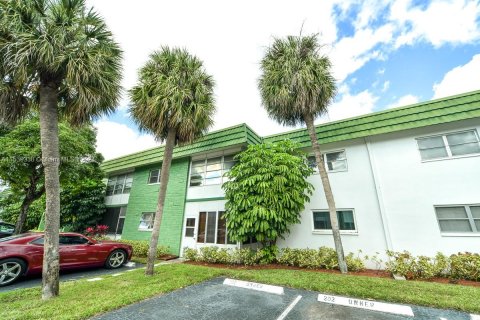 Condo in Lauderhill, Florida, 1 bedroom  № 1044590 - photo 1