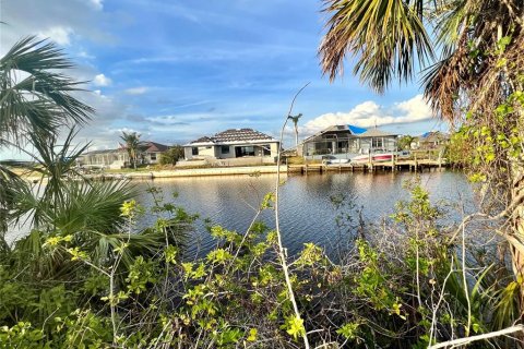 Купить земельный участок в Кейп-Корал, Флорида № 1089427 - фото 1