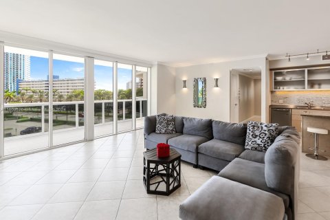 Condominio en venta en Hallandale Beach, Florida, 2 dormitorios, 165.55 m2 № 1227465 - foto 30