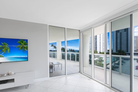 Condominio en venta en Hallandale Beach, Florida, 2 dormitorios, 165.55 m2 № 1227465 - foto 13