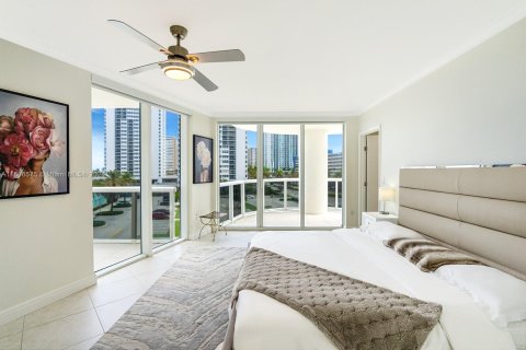 Condominio en venta en Hallandale Beach, Florida, 2 dormitorios, 165.55 m2 № 1227465 - foto 21