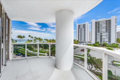 Condominio en venta en Hallandale Beach, Florida, 2 dormitorios, 165.55 m2 № 1227465 - foto 22