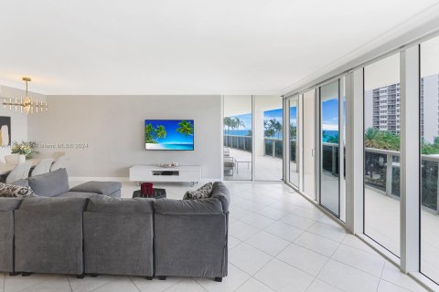Condominio en venta en Hallandale Beach, Florida, 2 dormitorios, 165.55 m2 № 1227465 - foto 12