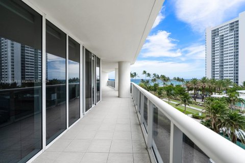 Condominio en venta en Hallandale Beach, Florida, 2 dormitorios, 165.55 m2 № 1227465 - foto 14