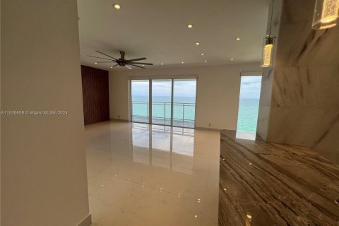 Copropriété à vendre à Hallandale Beach, Floride: 2 chambres, 121.89 m2 № 1019307 - photo 3