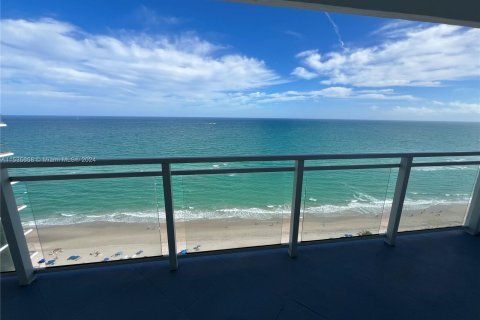 Condo in Hallandale Beach, Florida, 2 bedrooms  № 1019307 - photo 13