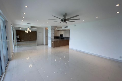 Copropriété à vendre à Hallandale Beach, Floride: 2 chambres, 121.89 m2 № 1019307 - photo 11