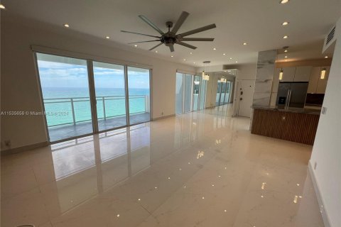 Copropriété à vendre à Hallandale Beach, Floride: 2 chambres, 121.89 m2 № 1019307 - photo 2