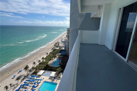 Copropriété à vendre à Hallandale Beach, Floride: 2 chambres, 121.89 m2 № 1019307 - photo 15